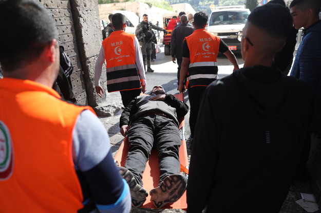 Palestyńczyk ranny w starciach w meczecie Al-Aksa /ABIR SULTAN /PAP/EPA