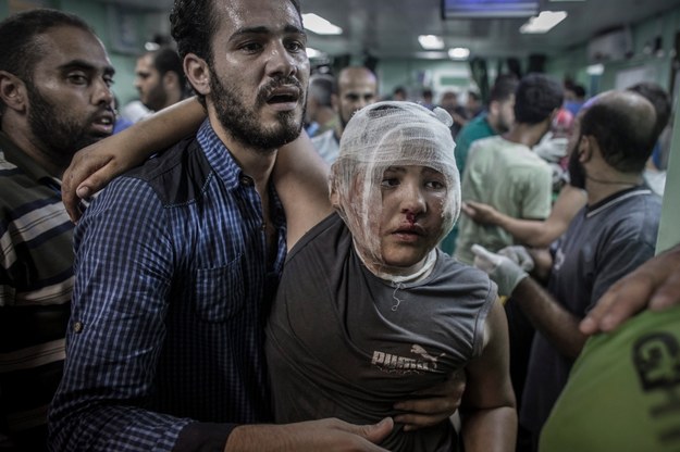 Palestyńczyk z rannym synem //OLIVER WEIKEN /PAP/EPA