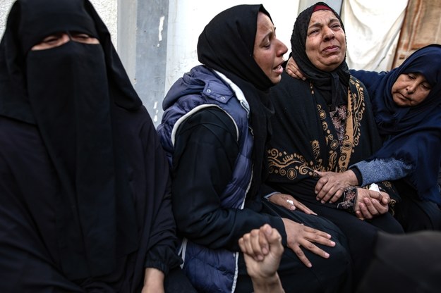 Palestynki opłakujące swoich bliskich zabitych w izraelskim nalocie /HAITHAM IMAD /PAP/EPA