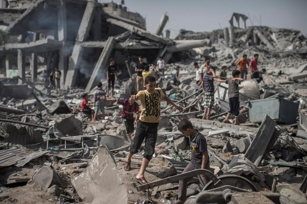Palestyńscy chłopcy na ruinach zbombardowanego meczetu //OLIVER WEIKEN /PAP/EPA