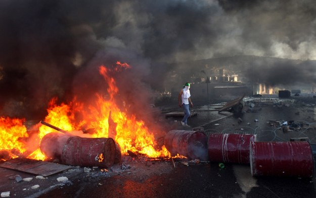 Palestyńska barykada płonąca w Hebronie /ABED AL HASHLAMOUN    /PAP/EPA