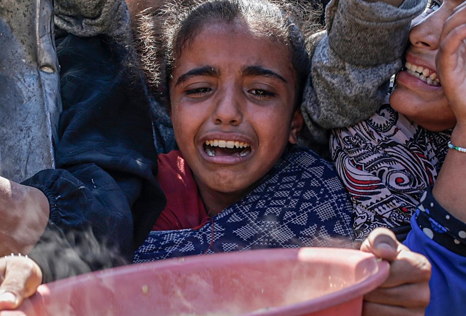 Palestyńska dziewczynka czekająca na przydział jedzenia w mieście Gaza, stolicy Strefy Gazy /MOHAMMED SABER  /PAP/EPA
