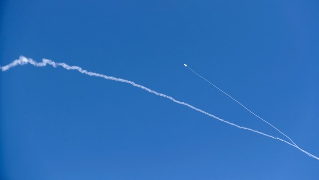 Palestyńska rakieta zestrzelona w okolicach Aszdod w Izraelu /ATEF SAFADI  /PAP/EPA