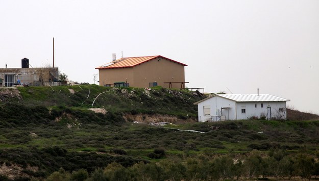 Palestyńskie domy, uważane przez izraelski rząd za nielegalne osadnictwo /ALAA BADARNEH  /PAP/EPA