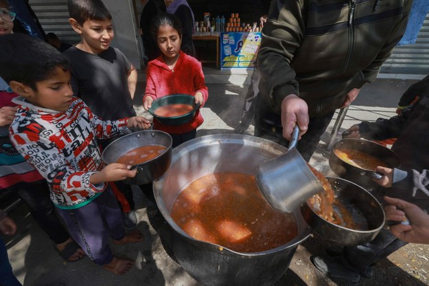 Palestyńskie dzieci dostają racje żywnościowe /MOHAMMED ABED /East News