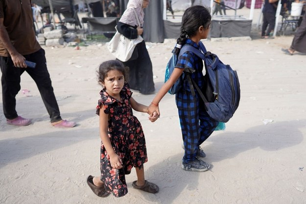 Palestyńskie dzieci w trakcie ewakuacji wewnątrz Strefy Gazy. /BASHAR TALEB/AFP/East News /AFP