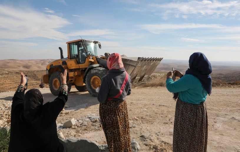 Palestyńskie kobiety i izraelski buldożer /AFP
