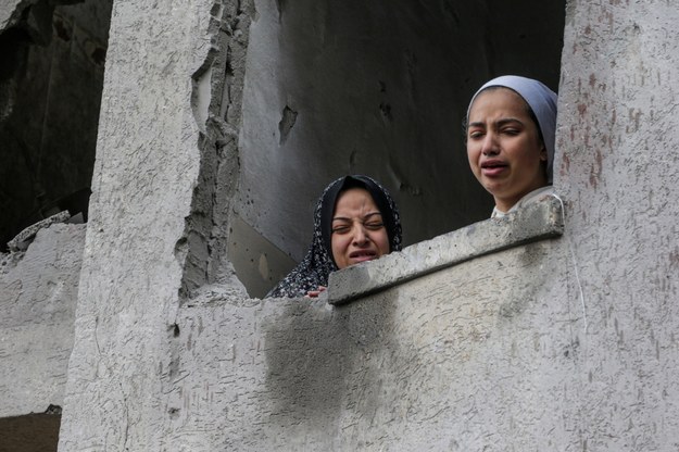 Palestyńskie kobiety po izraelskich nalotach w mieście Rafah w południowej Strefie Gazy. /MOHAMMED SABER  /PAP/EPA
