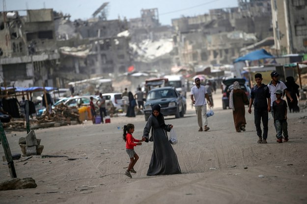 Palestyńskie terytorium jest zrujnowane, panuje kryzys humanitarny, a większość mieszkańców stała się wewnętrznymi uchodźcami /MOHAMMED SABER  /PAP/EPA