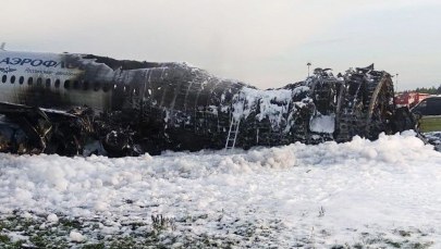 „Pali się od uderzenia pioruna”. Ujawniono rozmowy pilota SSJ-100 z kontrolerami lotów