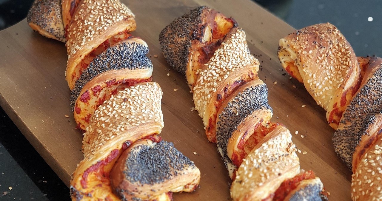 Палички з листкового тіста з сиром чи кунжутом ідеально підходять як закуска до супів або салатів /pixabay.com