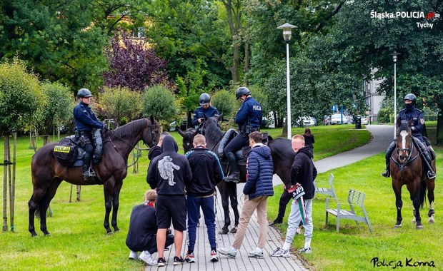 Palili szaliki, w ruch poszły race. Kibole poszukiwani po meczu w Tychach