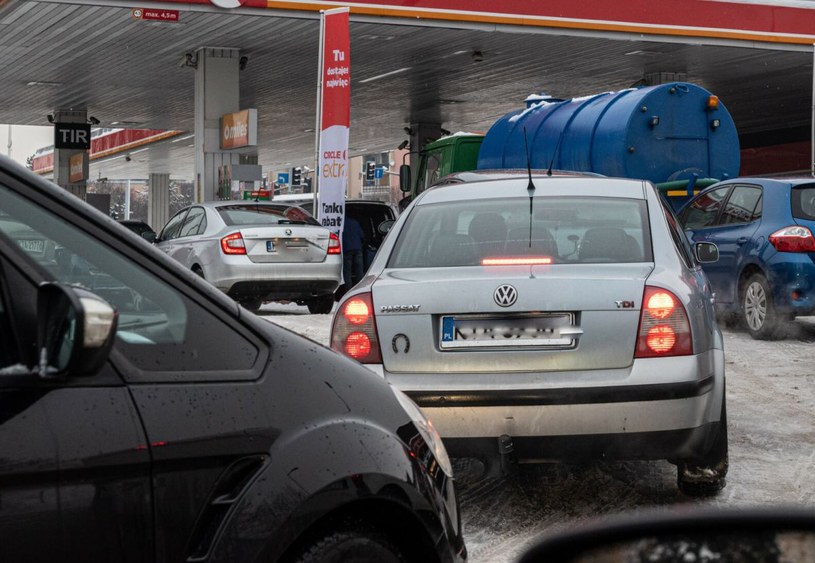 Paliwa zimowe dostępne są na stacjach benzynowych już od połowy listopada /Fot. Tadeusz Koniarz/REPORTER /Agencja SE/East News