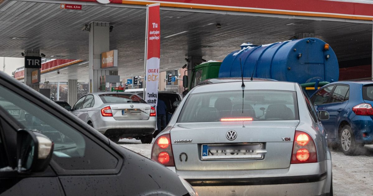 Paliwa zimowe dostępne są na stacjach benzynowych już od połowy listopada /Fot. Tadeusz Koniarz/REPORTER /Agencja SE/East News