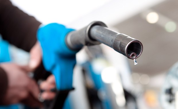 Paliwo na Węgrzech najtańsze w Europie. Może go zabraknąć, stacje wprowadzają limity