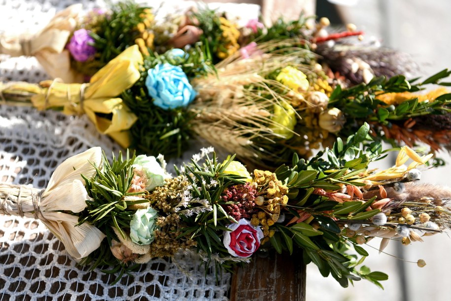 Palmy prezentowane na jarmarku wielkanocnym w Przemyślu /Darek Delmanowicz /PAP