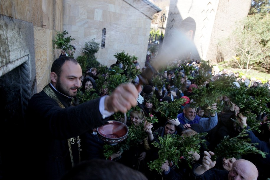 Palmy przynoszone do cerkwi są dużo skromniejsze, niż te widywane u katolików /ZURAB KURTSIKIDZE /PAP/EPA