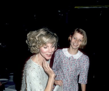 Paltrow urodziła się 27 września 1972 roku w Los Angeles jako córka producenta telewizyjnego Bruce'a Paltrowa i aktorki Blythe Danner (na zdjęciu). Przodkowie gwiazdy mieszkali w zaborze rosyjskim, a rodzina ojca pochodziła z okolic Mińska. Gwyneth dorastała w Santa Monica, następnie przeprowadziła się do Nowego Jorku, gdzie ukończyła prywatną żeńską szkołę średnią Spence School. Po kilku miesiącach spędzonych na Uniwersytecie Kalifornijskim, gdzie studiowała antropologię, podjęła decyzję o rezygnacji z uniwersyteckiej kariery na rzecz poświęcenia się tej aktorskiej.