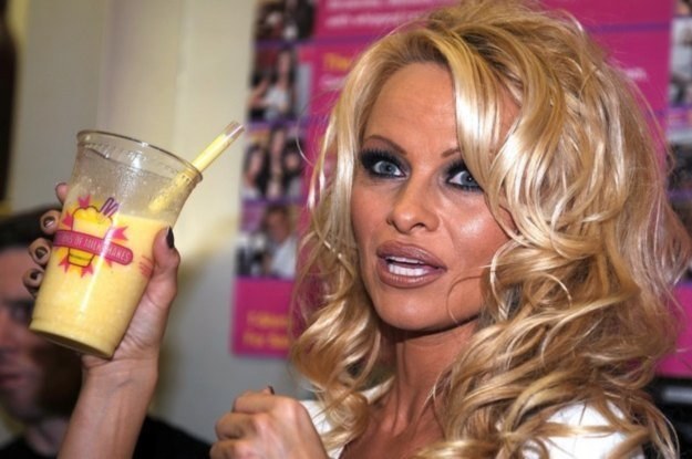 Pamela Anderson - dość niepytowy wybór, jak na Nokię. Ale trzeba próbować wszystkiego /AFP