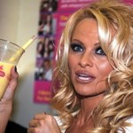 Pamela Anderson na ratunek Nokii