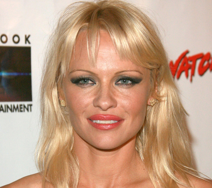 Pamela Anderson - symbol lat 90. w najmodniejszym makijażu tego roku! /EastNews /East News