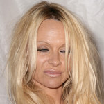 Pamela Anderson w łóżku z... fanem