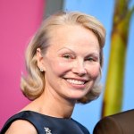 Pamela Anderson w najmodniejszym kolorze 2026 roku. Odmłodził ją o 20 lat