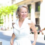 Pamela Anderson zachwyca dwoma letnimi stylizacjami. Retro sukienka i masełkowa żółć to hity sezonu