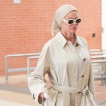 Pamela Anderson zachwyciła beżowym total lookiem. Tak wygląda luksusowa stylizacja na podróż