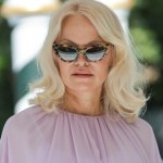 panterka Pamela Anderson zaskoczyła w Wenecji. Postawiła na liliowy kolor i luźny krój