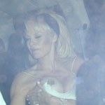 Pamela Anderson zaświeciła gołym biustem! 