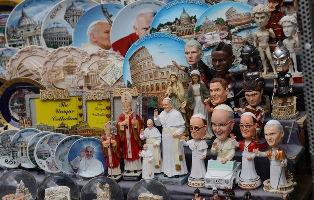Pamiątki sakralne sprzedawane przy Placu św. Piotra w Watykanie /Radek Pietruszka /PAP