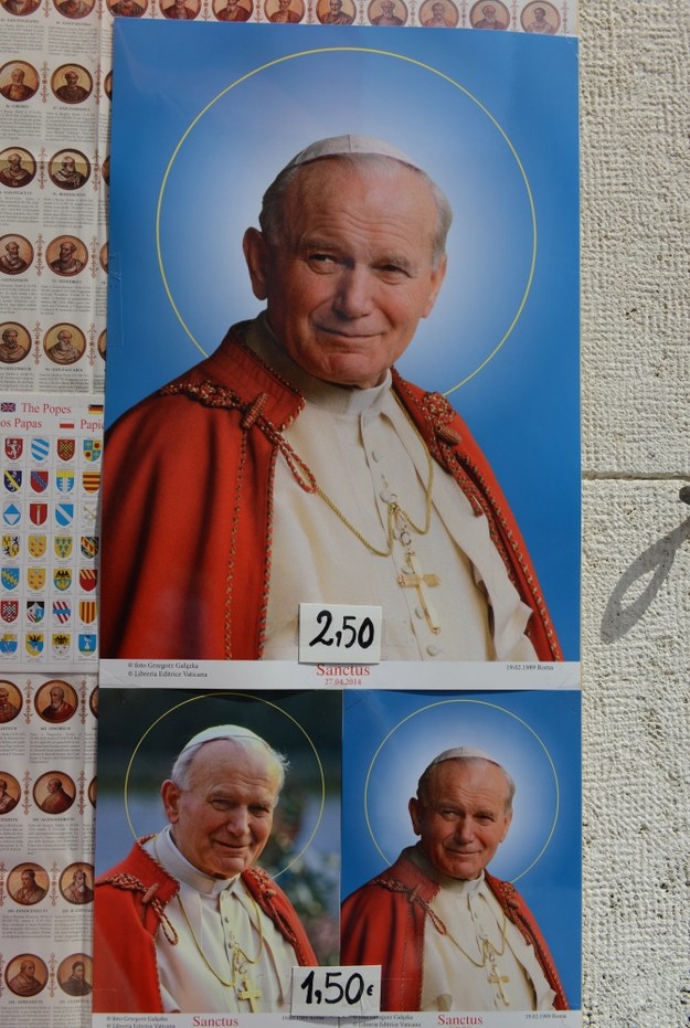 Pamiątki sprzedawane przy Placu św. Piotra w Watykanie /Radek Pietruszka /PAP