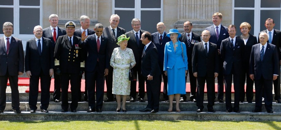 Pamiątkowa fotografia gości rocznicowych obchodów /REGIS DUVIGNAU/POOL /PAP/EPA