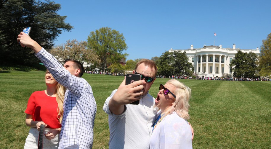 Pamiątkowe selfie z Białym Domem w tle /Paweł Żuchowski /RMF FM