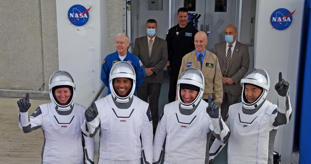 Pamiątkowe zdjęcie astronautów wykonane przed startem /AFP