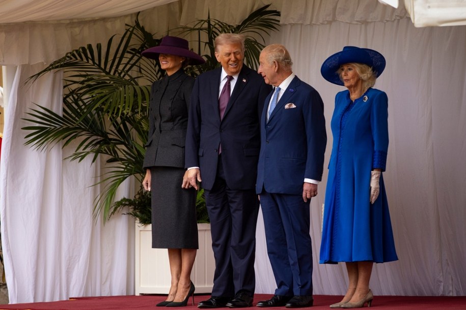 Pamiątkowe zdjęcie króla Karola III, królowej Kamili oraz Donalda i Melanii Trumpów. /PAP/EPA/SGT ROB KANE/RAF/ BRITISH MINISTRY OF DEFENCE/ HANDOUT /PAP/EPA
