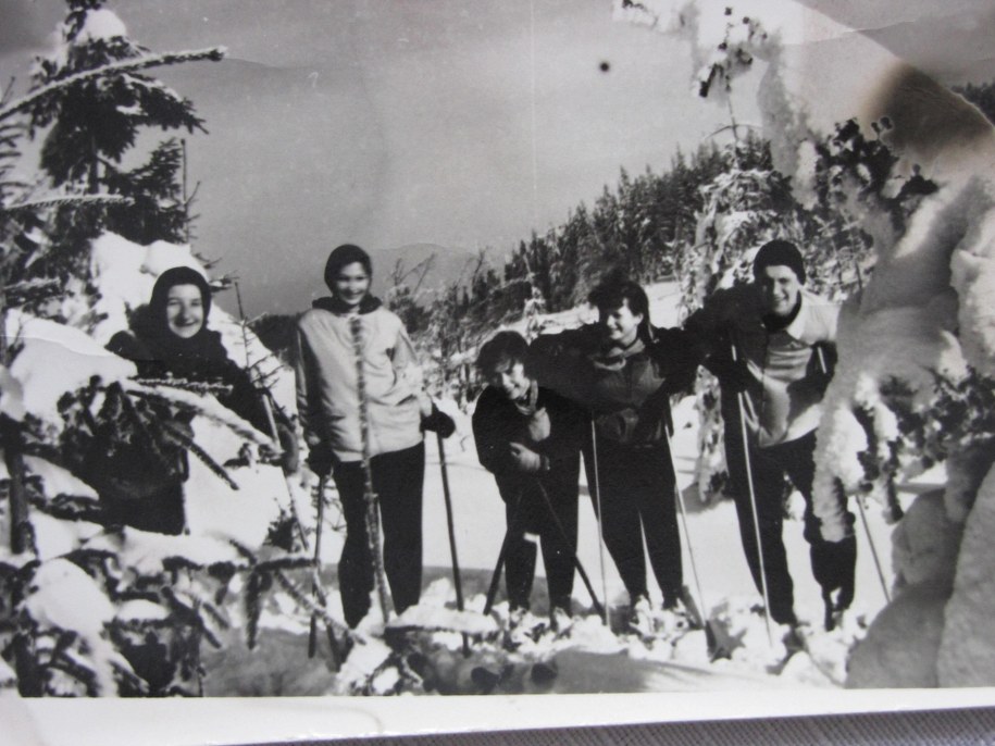 Pamiątkowe zdjęcie Marii Kaczyńskiej (druga od prawej) &nbsp; /RMF FM