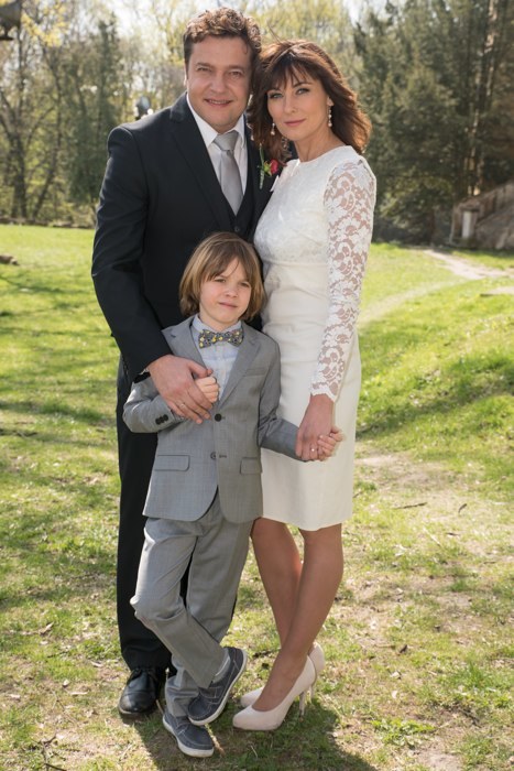 Pamiątkowe zdjęcie nowożeńców wraz z synkiem Ignasiem /Agencja W. Impact