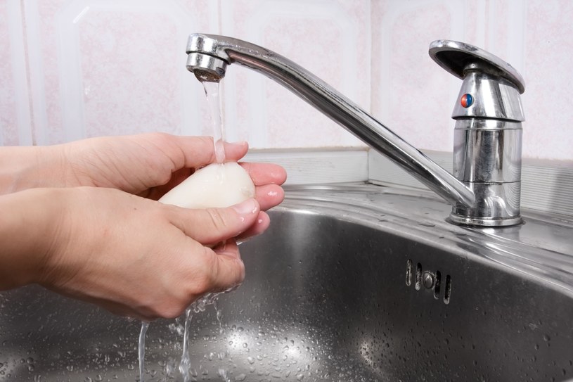 Pamiętaj o myciu rąk przed posiłkiem. To ważne! /123RF/PICSEL