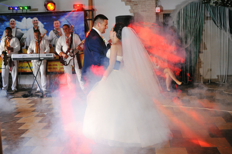 Pamiętajcie, że wesele to impreza, na której bawią się różne pokolenia /123RF/PICSEL