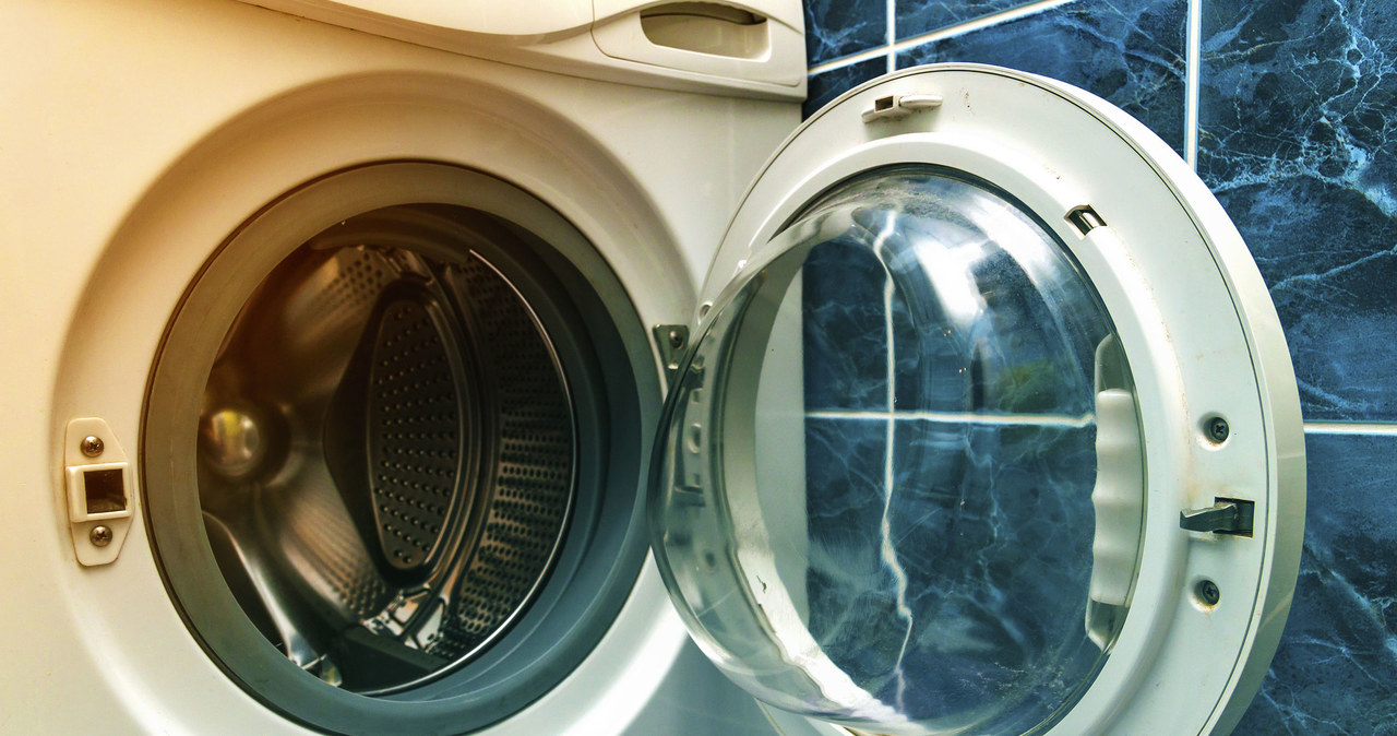 Pamiętajmy, by po praniu pozostawiać uchylone drzwi od pralki. Dzięki temu z jej wnętrza odparuje wilgoć. /123RF/PICSEL