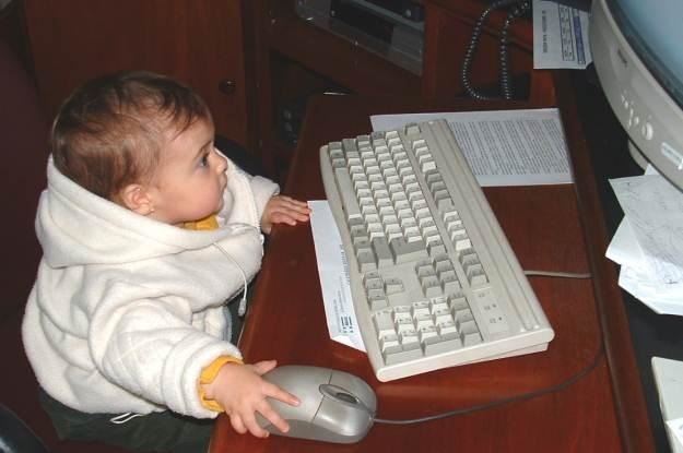 Pamiętajmy, że dziecko musi mieć odpowiedni wiek do komputera   fot. Carlos Gustavo Curado /stock.xchng
