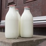 Pamiętasz, jak w PRL rozwozili świeże mleko w butelkach? Teraz zawożą je do Lidla! 