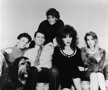 Pamiętna gwiazda serialu "Świat według Bundych", Christina Applegate, obchodzi 45. urodziny.

Mimo 11 sezonów spędzonych na planie popularnej produkcji stacji Fox, aktorka może poszczycić się też innymi zawodowymi sukcesami; ma też za sobą wygraną walkę z rakiem piersi.

Applegate po raz pierwszy zwróciła na siebie uwagę, grając seksowną i sarkastyczną Kelly Bundy w popularnym serialu telewizji Fox "Świat według Bundych". 

Po 11 sezonach u boku Ala Bundy'ego odniosła kolejny sukces w telewizji, występując we własnym serialu komediowym wyprodukowanym przez NBC — "Jej cały świat". W 1999 r. wysoko oceniana produkcja przyniosła Applegate nagrodę People’s Choice Award dla ulubionej aktorki w nowym serialu komediowym w telewizji. Oprócz tego otrzymała nominację do Złotego Globu za najlepszą rolę żeńską w serialu telewizyjnym, komedii lub musicalu.