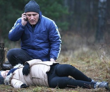 Pamiętną kreację stworzył również w telenoweli "M jak miłość". "Jest niezrównoważony psychicznie, groźny dla otoczenia. Oślepiony nieodwzajemnionym uczuciem do Anny (Tamara Arciuch) dopuszcza się szaleńczych czynów, ze spaleniem domu Mostowiaków w Grabinie na czele"- tak charakteryzuje swojego bohatera.

Aktor przyznaje, że odkąd zaczął grać w "M jak miłość", odczuwał wokół siebie "drganie powietrza, dziwną siatkę spojrzeń". "W sklepie spożywczym, tramwaju, na ulicy... Ostatnio nawet w banku urzędniczka przyznała, że się mnie boi (...) Niesamowite, jak bardzo widownia utożsamia aktora z serialową postacią" - mówi Bluszcz.