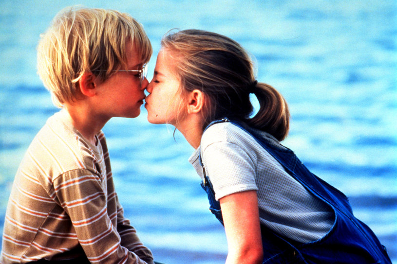 Pamiętny pocałunek Macauleya Culkina i Anny Chlumsky /Columbia Pictures Corporation / Entertainment Pictures /Agencja FORUM