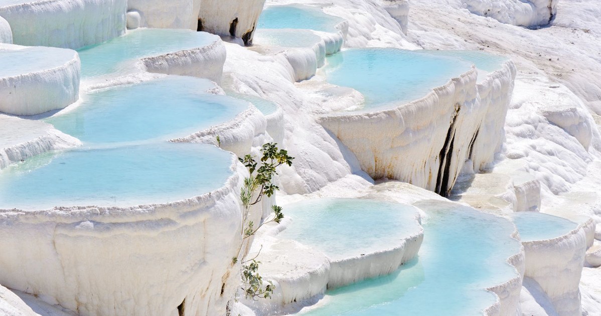 Pamukkale cieszy się ogromnym zainteresowaniem turystów /123RF/PICSEL