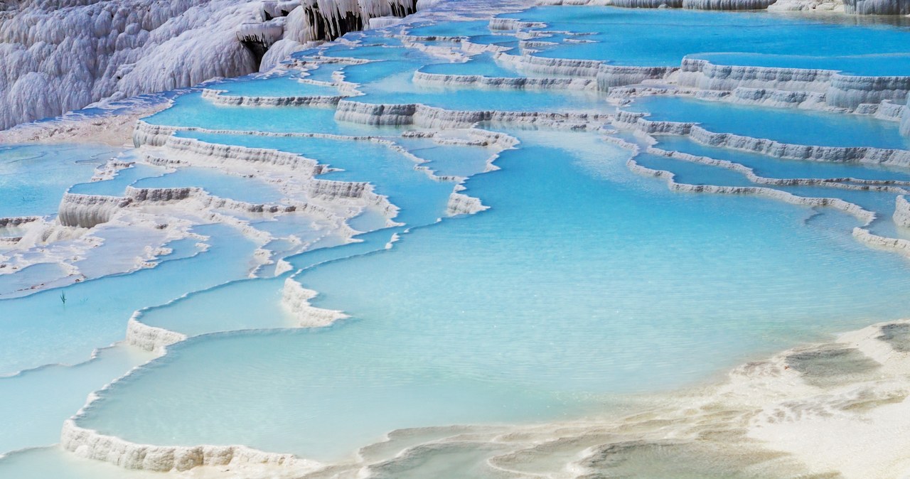 Pamukkale to wyjątkowe miejsce w Turcji. Od wieków fascynuje ludzi i co roku przyciąga masę turystów /123RF/PICSEL