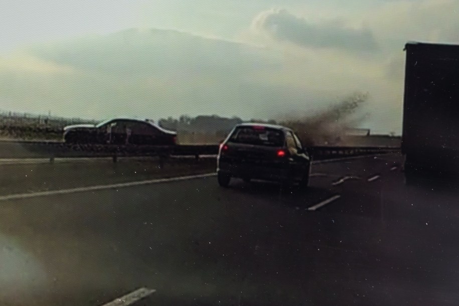 Pan Mirosław nagrał kamerą samochodową moment wypadku samochodu którym podróżował, 4 bm. prezydent Andrzej Duda. W czasie piątkowego przejazdu prezydenckiej kolumny autostradą A4 w okolicach Lewina Brzeskiego w samochodzie prezydenta uszkodzeniu uległa opona. /AUTOR REPRODUKCJI MACIEJ KULCZYŃSKI /PAP